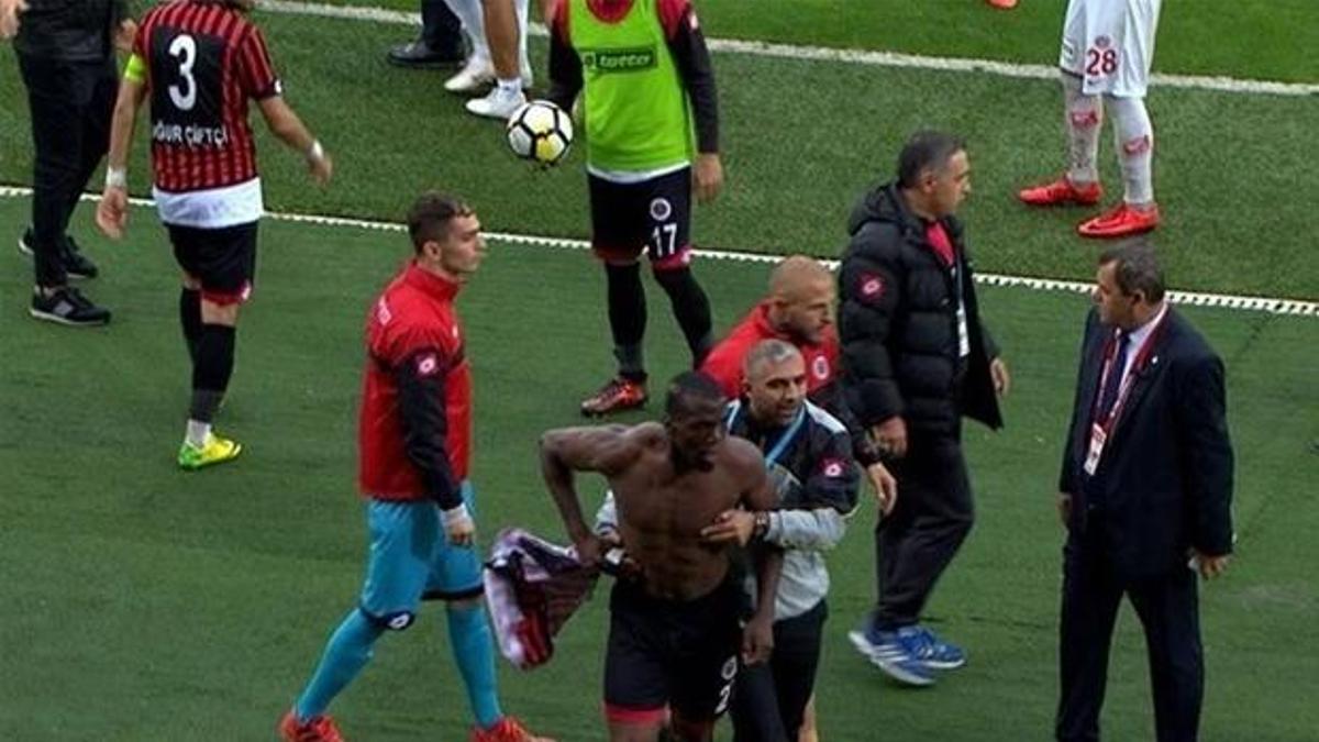 Sahayı terk etti! Takım arkadaşları saldırdı