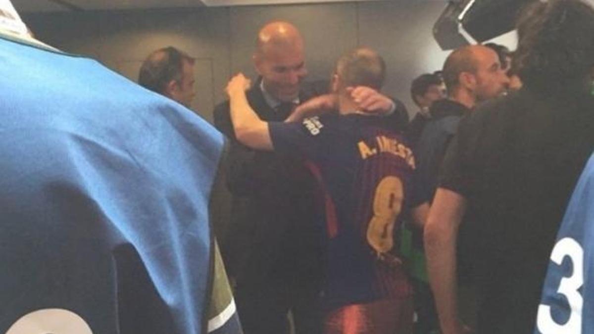 Efsaneler bir arada! Zidane Iniesta'yı böyle uğurladı