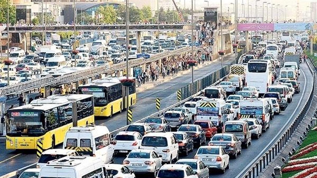 Araç sahipleri dikkat! Trafikte yeni dönem sinyali