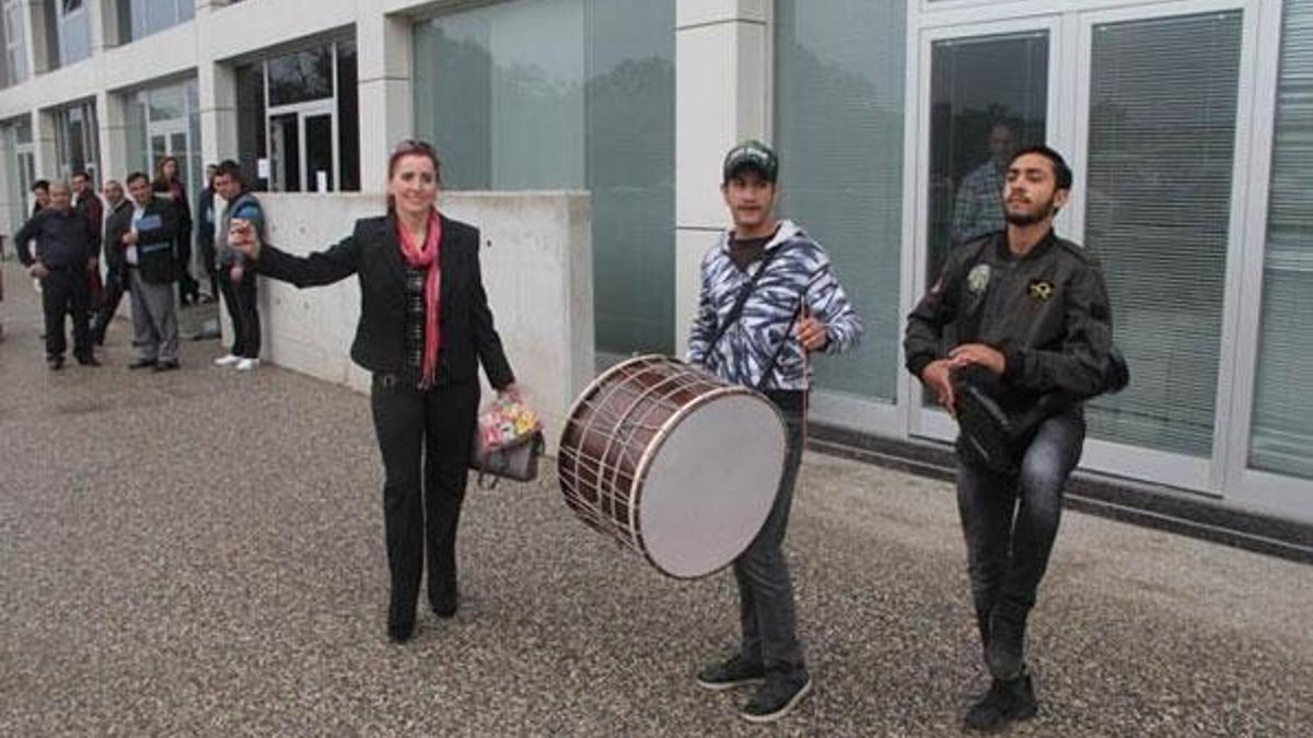 Boşanma davasını adliye önünde davul dümbelek ile kutladı