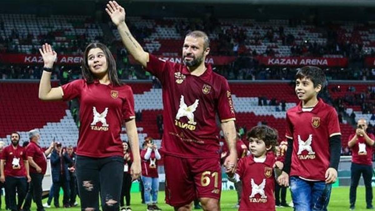 Gökdeniz Karadeniz'e liyakat nişanı