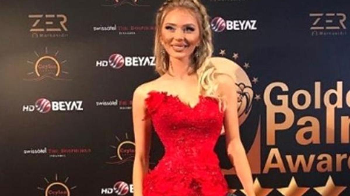 Törene damga vuran dekolte! Elbisenin altı şaşı etti
