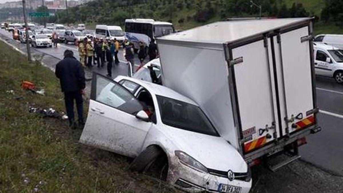 TEM'de kaza tutanağı tutan araçlara otomobil çarptı