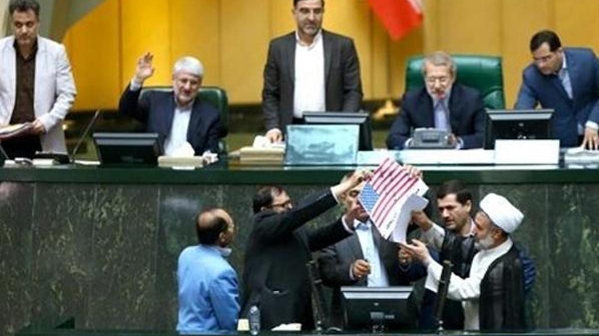 İran meclisinde ABD bayrağı ve nükleer anlaşma metni ateşe verildi