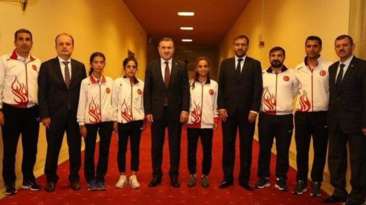 Bakan Bak dünya üçüncüsü atletleri kabul etti