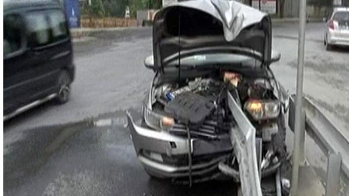 Otomobil bariyerlere ok gibi saplandı
