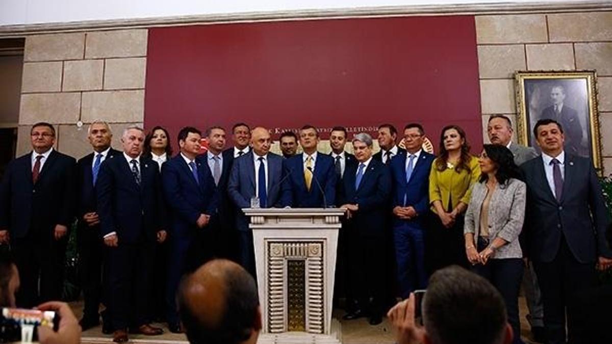 Son dakika: 15 vekil yeniden CHP'ye katıldı