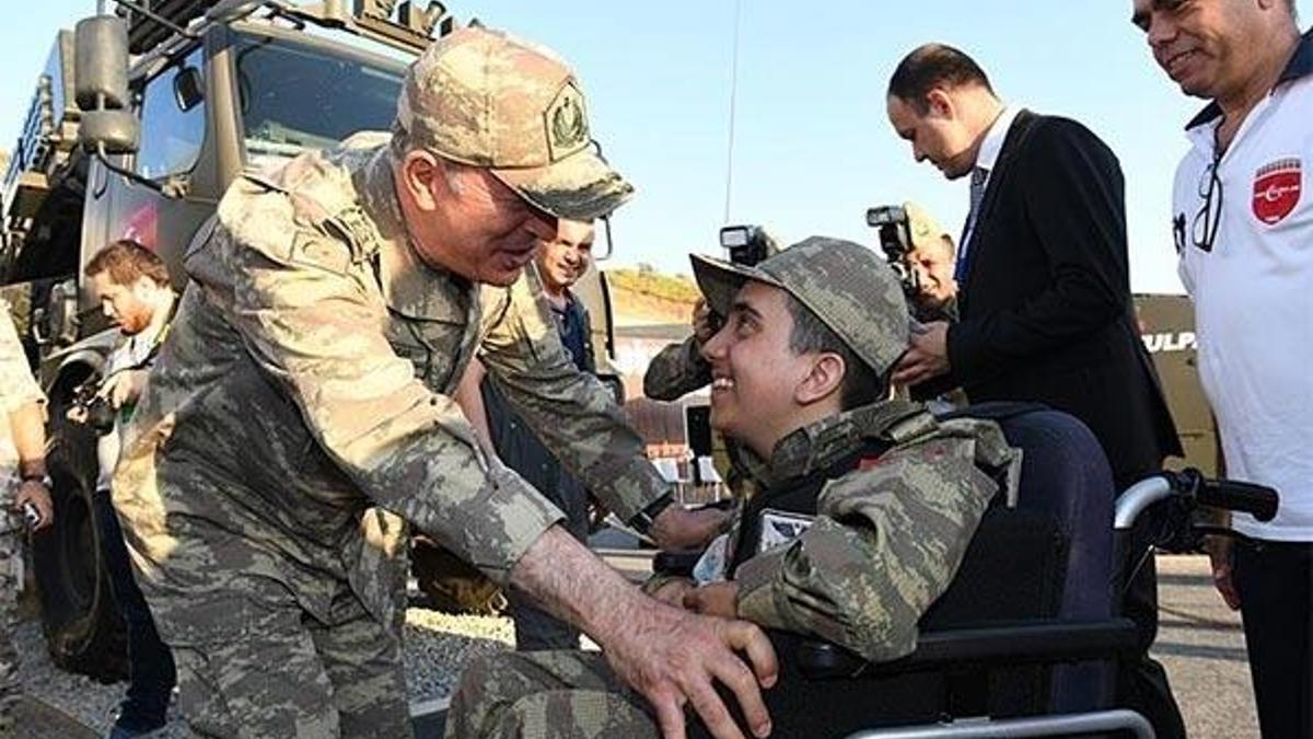 Orgeneral Akar'dan engelli gence yakın ilgi