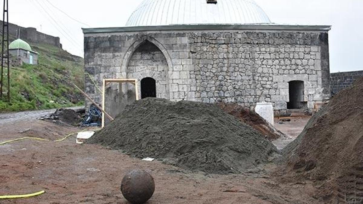 Tarihi hamamda tarihi gülle bulundu