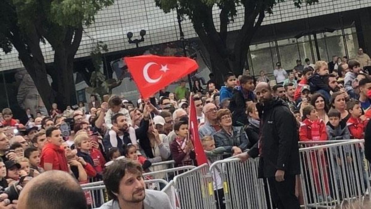 İki Türk golcüden Fransız politikacıya 'Bayrak' golü!