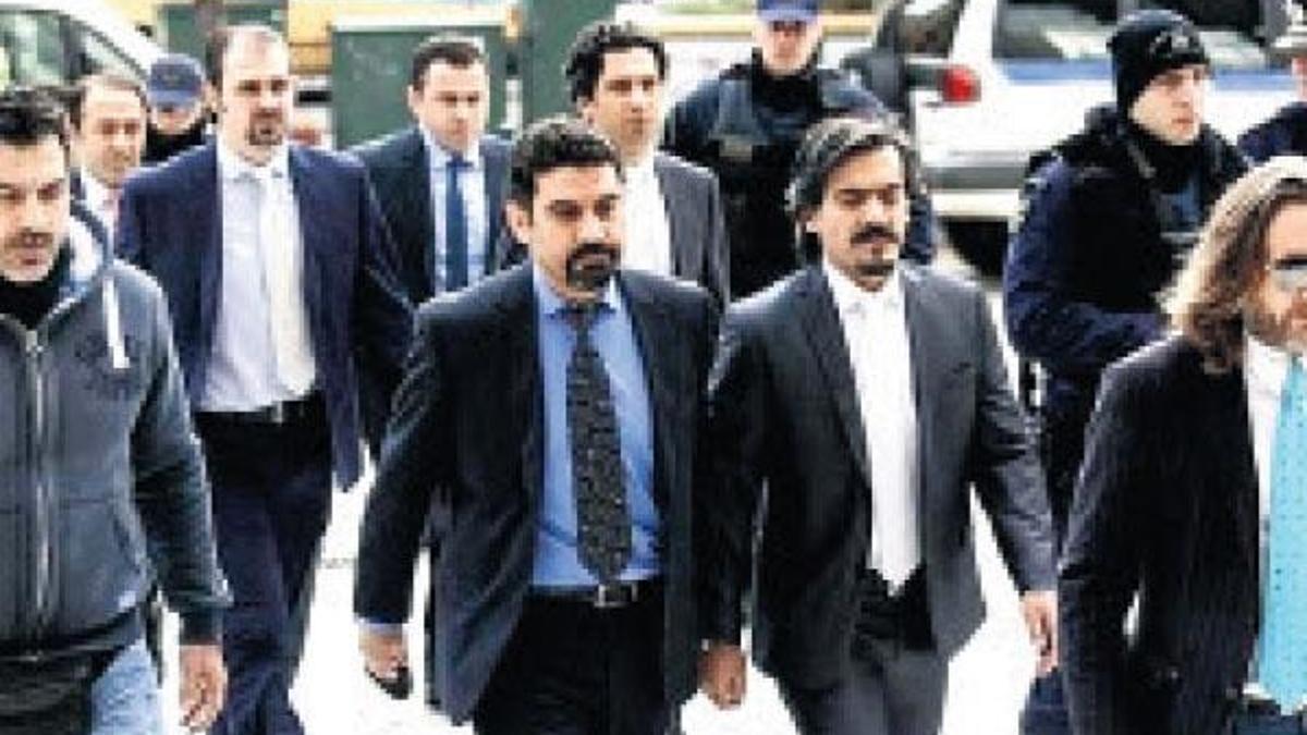 Yunanistan darbeciyi 90 polisle koruyor!