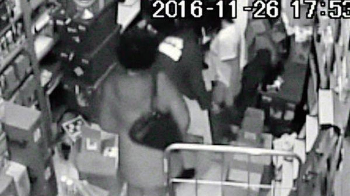 Son dakika... Kozmetik mağazasında çıplak arama işkencesi