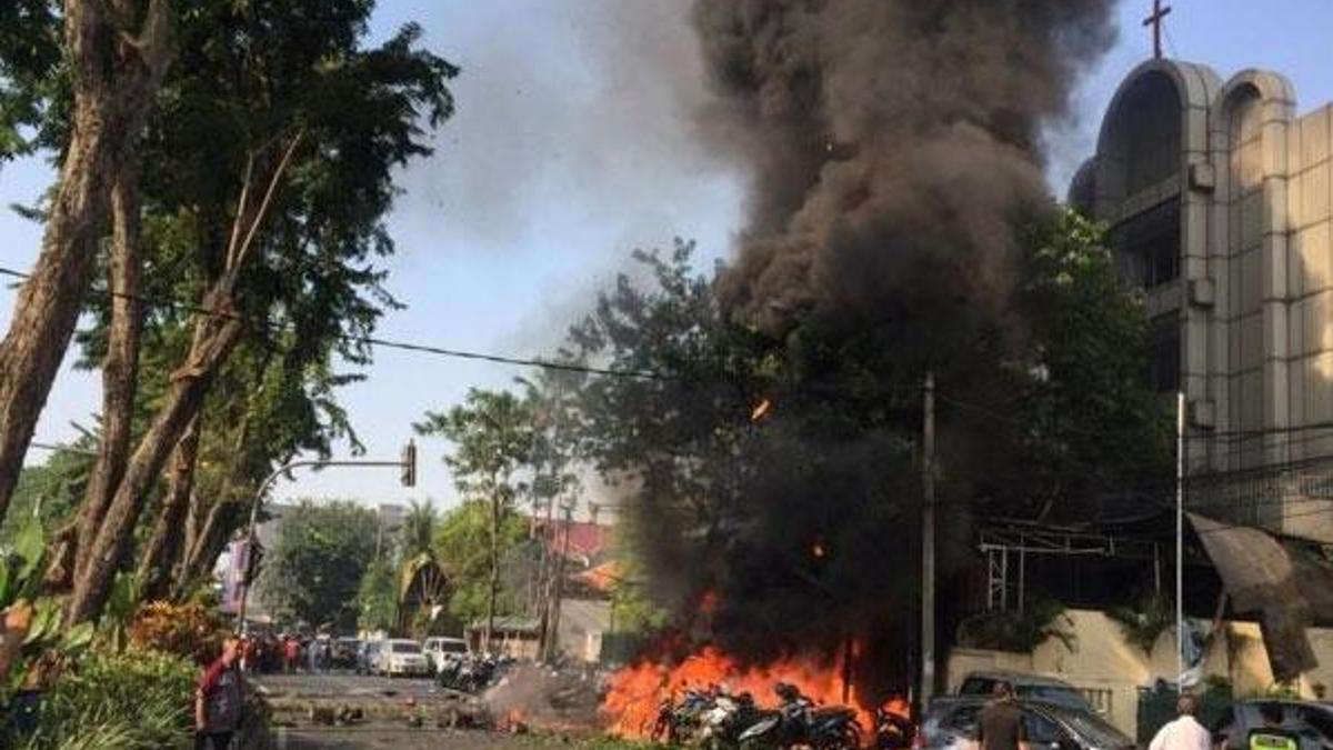 Endonezya'da polis merkezine bombalı saldırı! Yine aile yaptı!