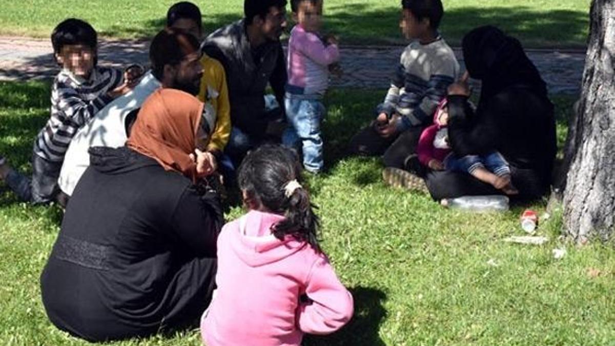 7 çocuğunu birden dilendirirken yakalandılar!