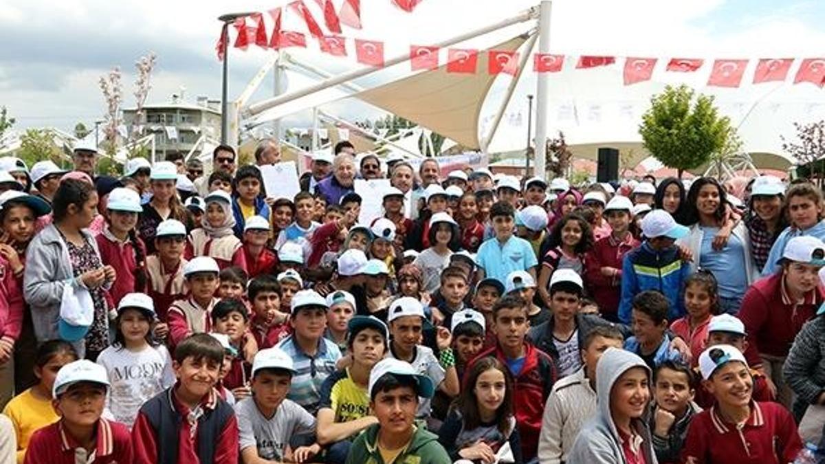 Anneleri için ağaç diken Vanlı çocuklar, rekorlar kitabına girecek