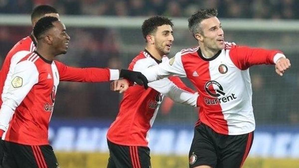 Robin van Persie imzayı attı