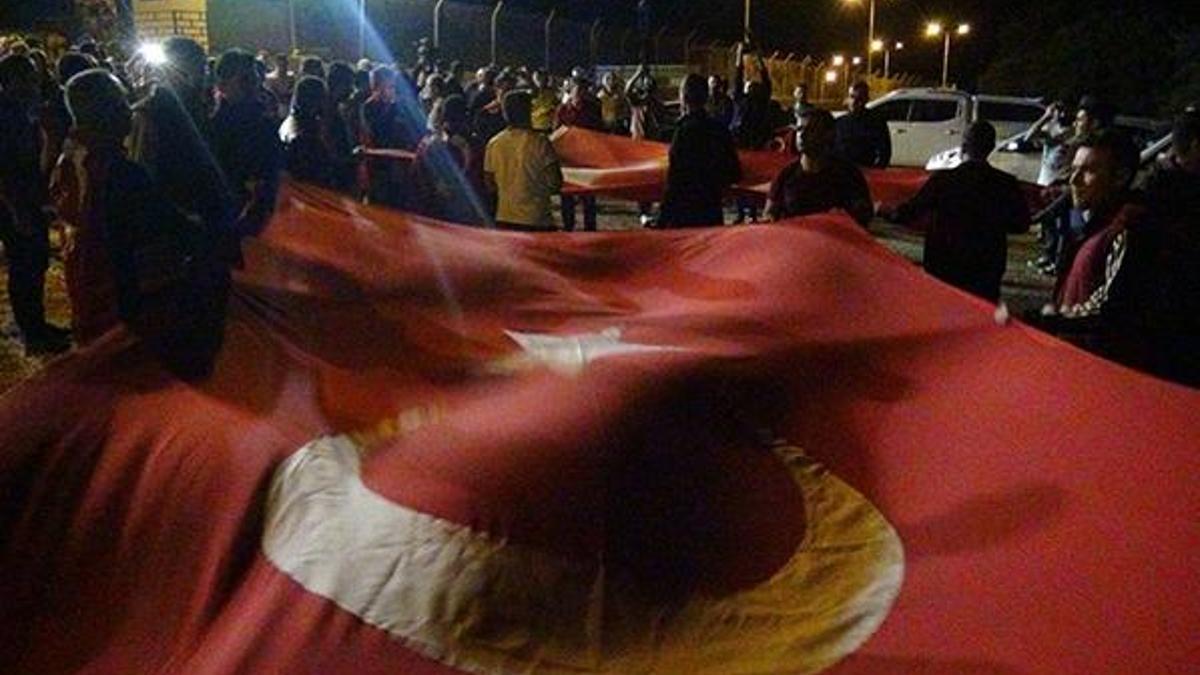 PKK'nın saldırdığı karakoldaki askerlere vatandaştan destek