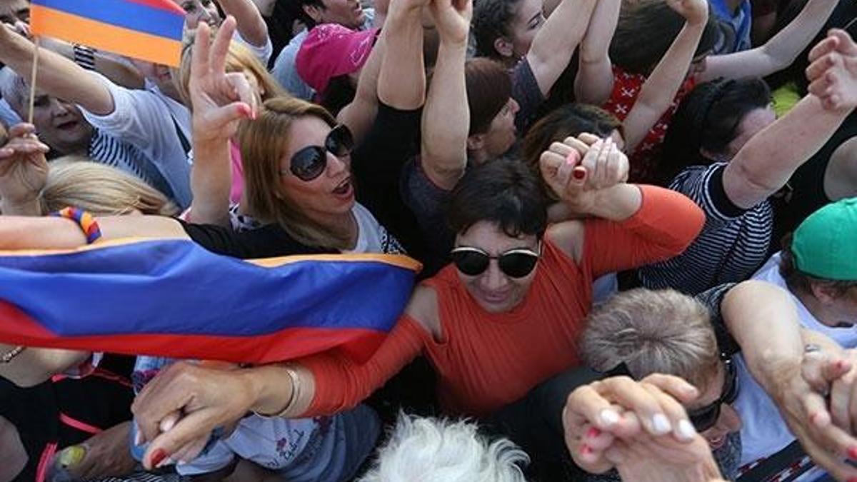 Ermenistan'da göstericiler, belediye binasını bastı