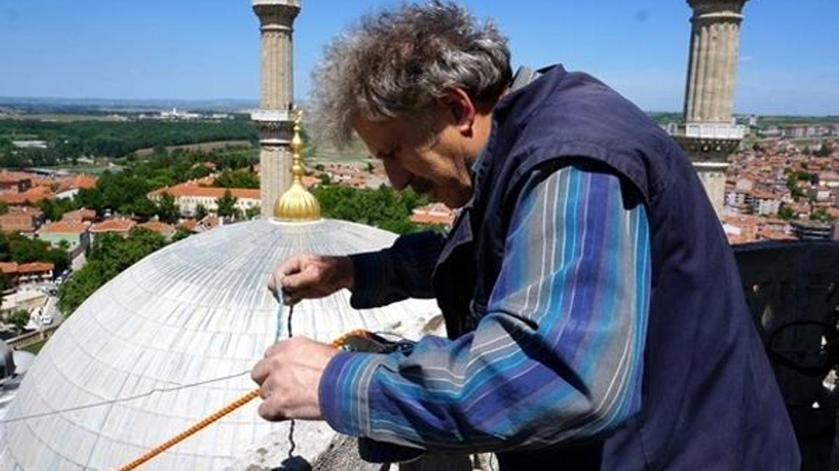 'Son mahyacı' minarelerin süsünü ramazana hazırladı