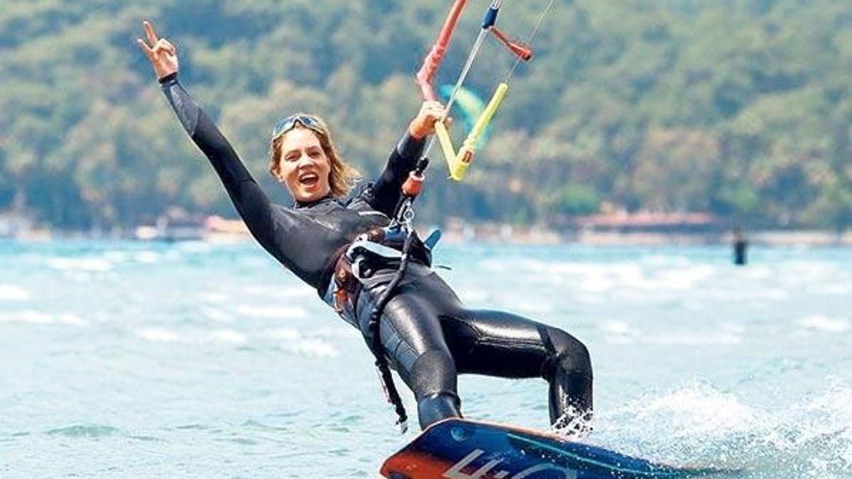 Dalgalarla dans etti