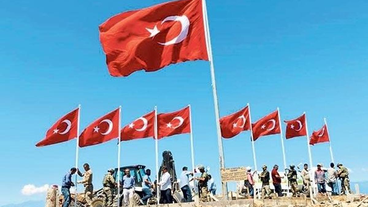 9 şehit verilen tepeye 9 Türk bayrağı dikildi
