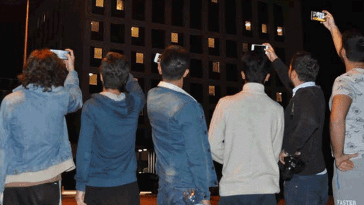 Akşam saati yurdun önüne gelen cep telefonuna sarıldı!
