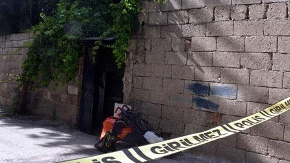 Yaşlı kadın evinde boğazından bıçaklanarak öldürüldü!