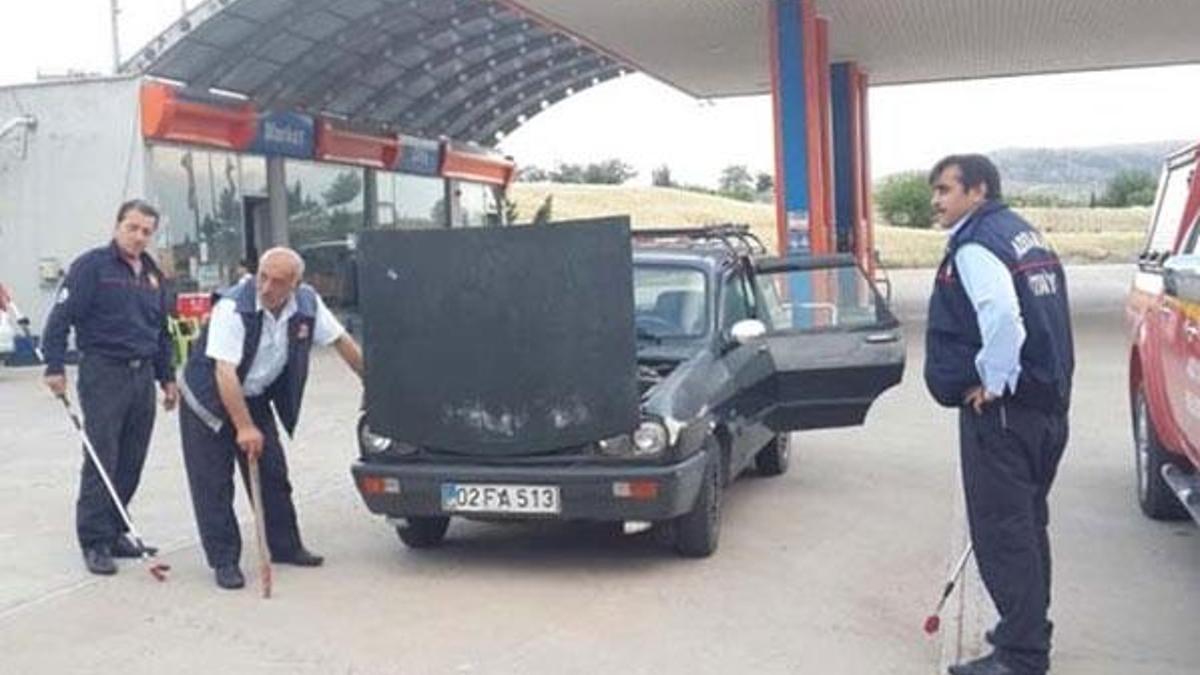 Hareket halindeki otomobilde yılan paniği