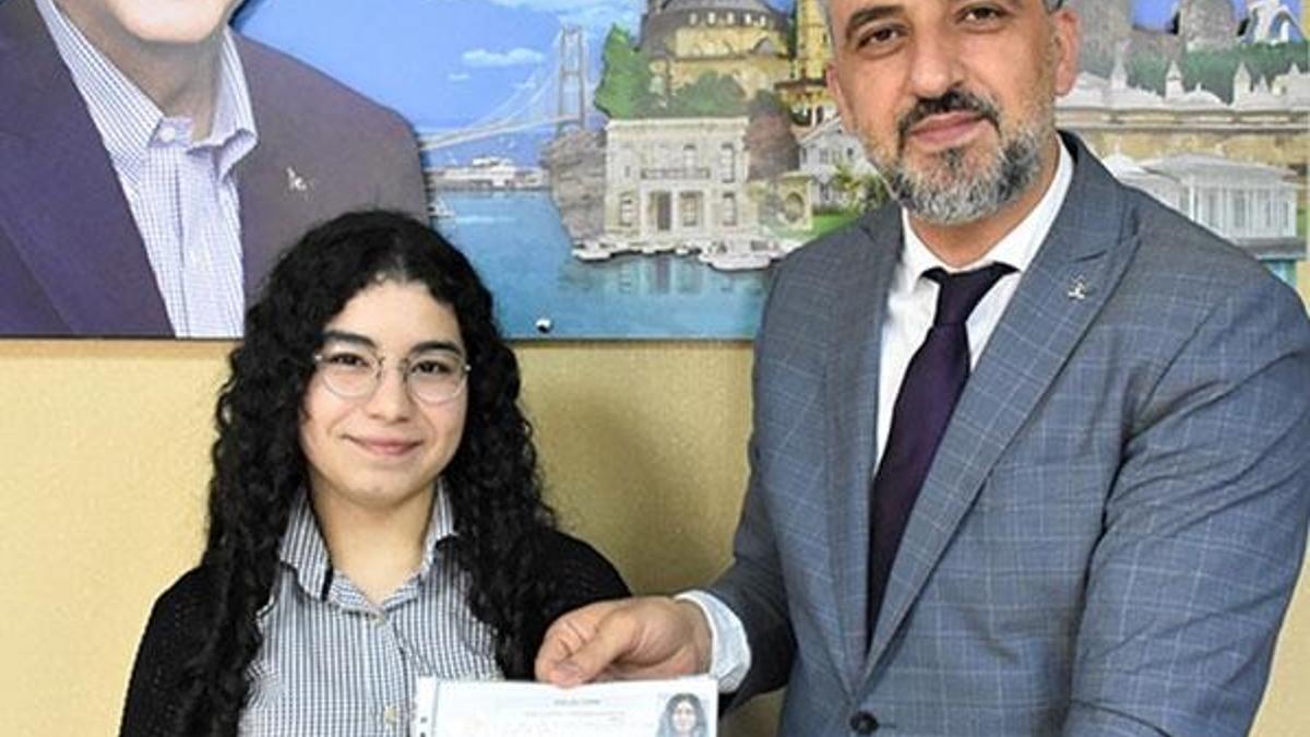 AK Parti'nin en genç adayı 18 yaşındaki Elif Nur Bayram oldu