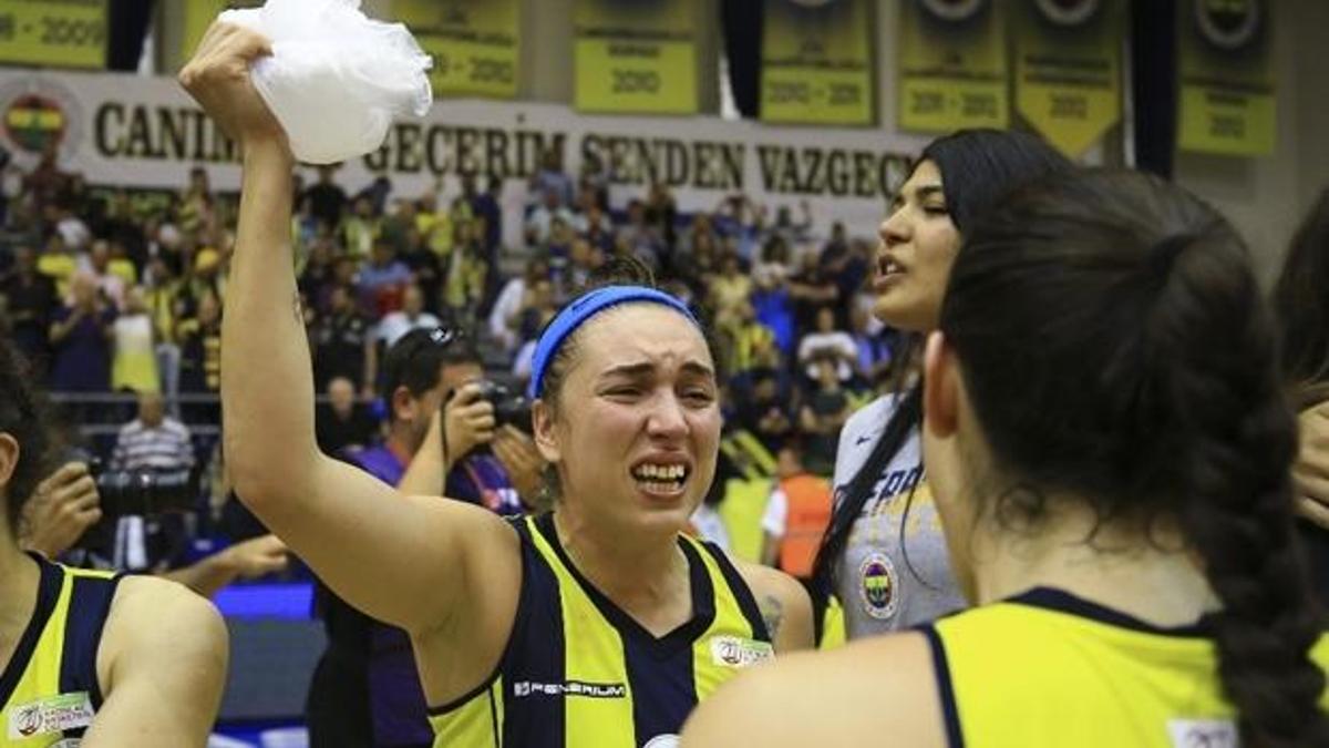 Ayşe Cora: "Dişim kırıldı ama 32 dişim feda olsun"