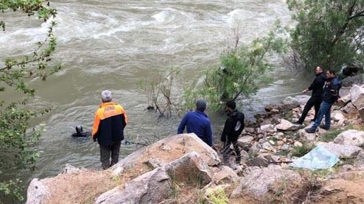 Artvin'de nehre uçan otomobilden 1 kişinin cesedi çıkarıldı