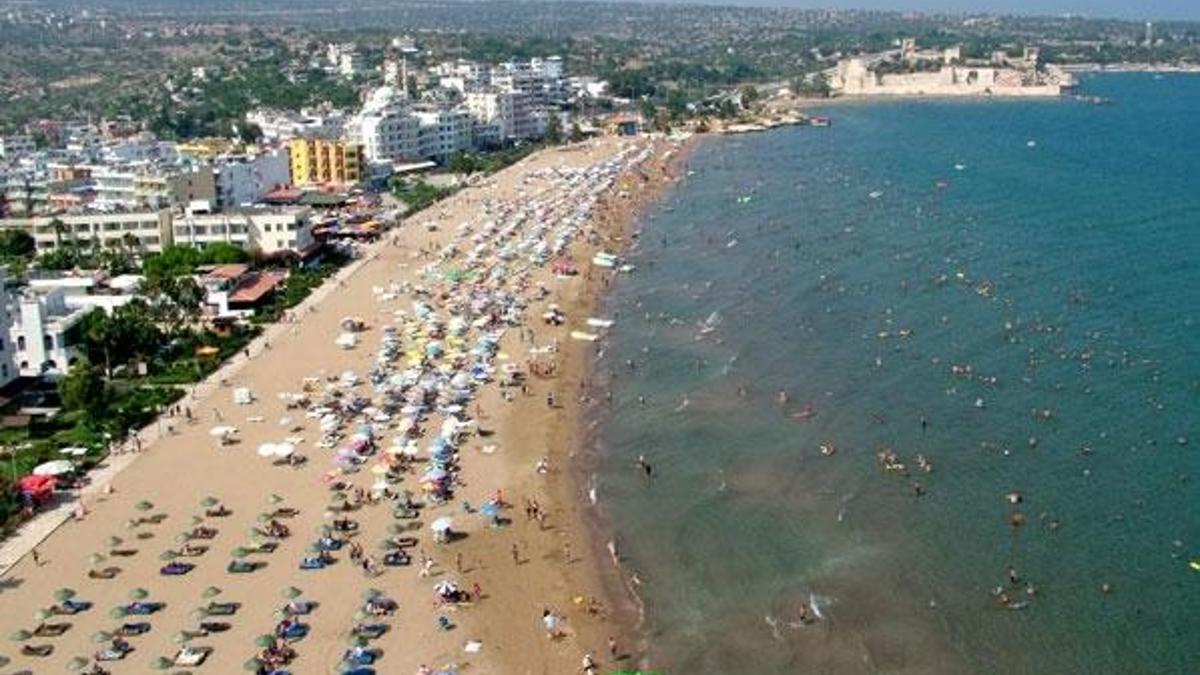 Mersin'de plajlar hareketlendi