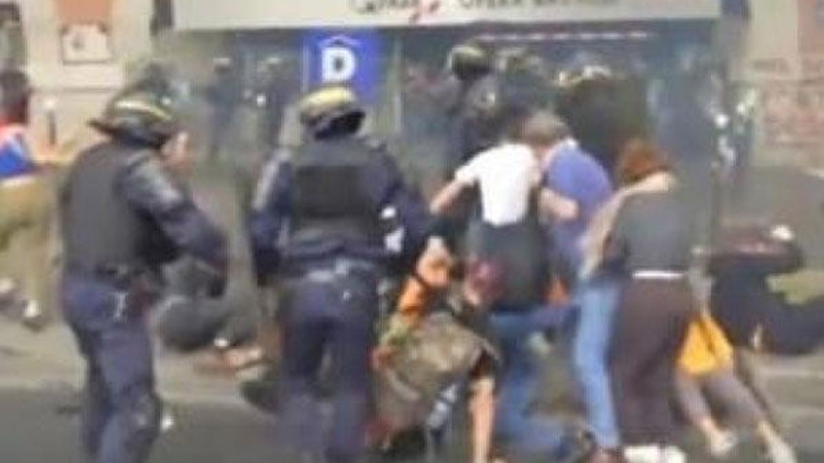Fransa'da polis, protestocuları dövdü