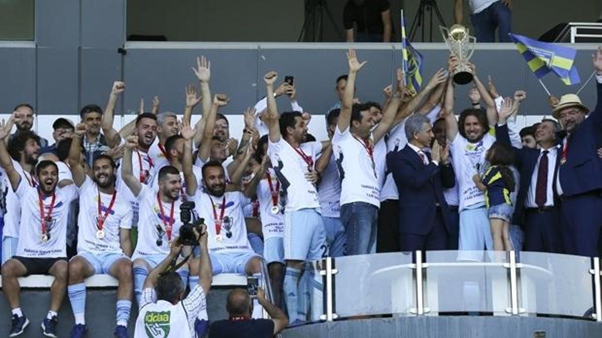 Tarsus İdmanyurdu şampiyonluk kupasını aldı