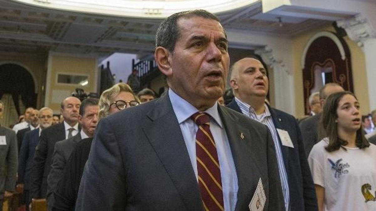 Dursun Özbek salonu terk etti