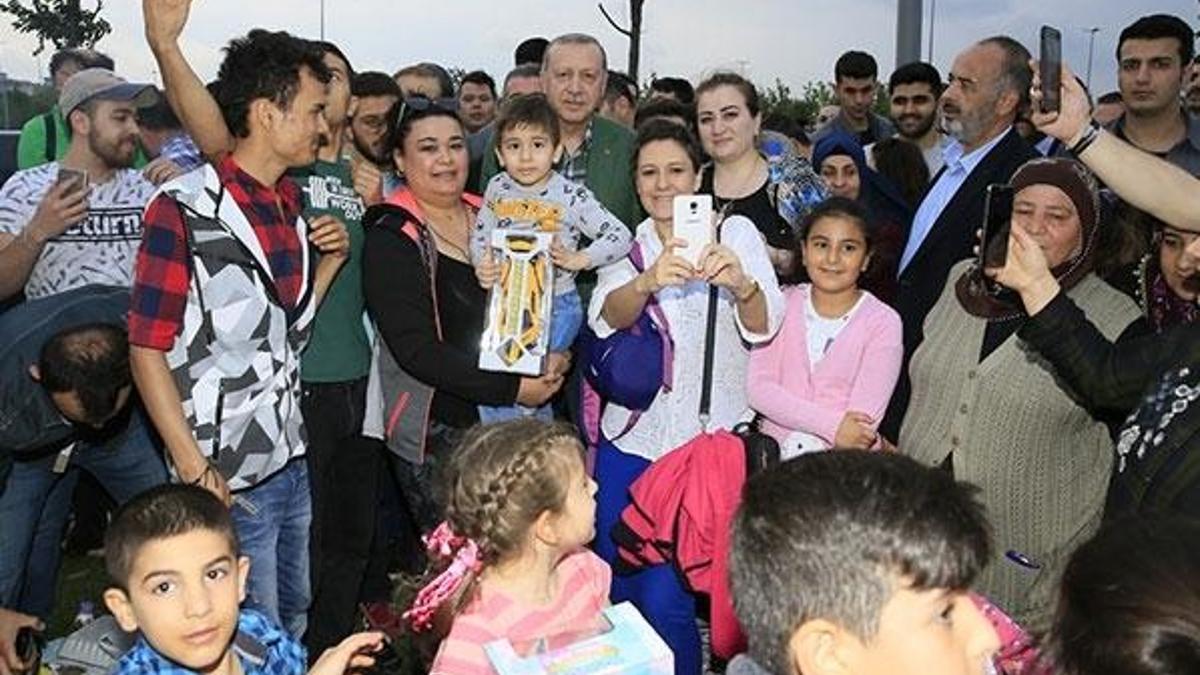 Cumhurbaşkanı Erdoğan çocuklara oyuncak dağıttı