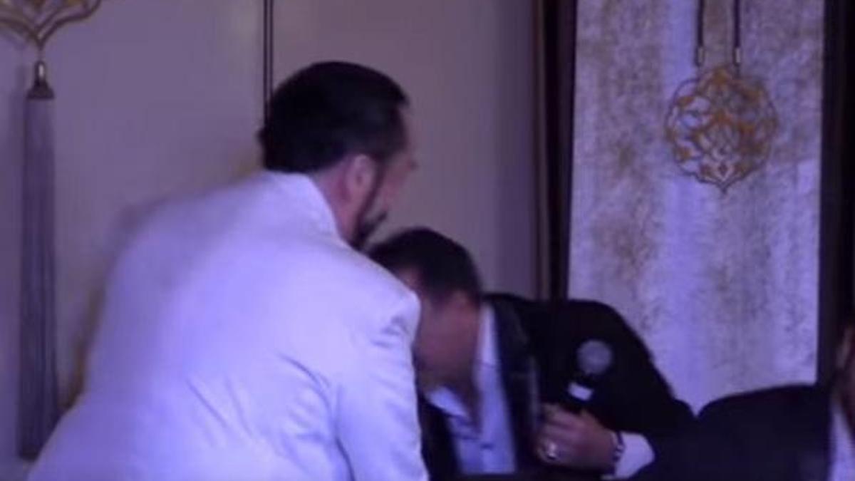 Adnan Oktar ünlü türkücüye elini öptürmedi