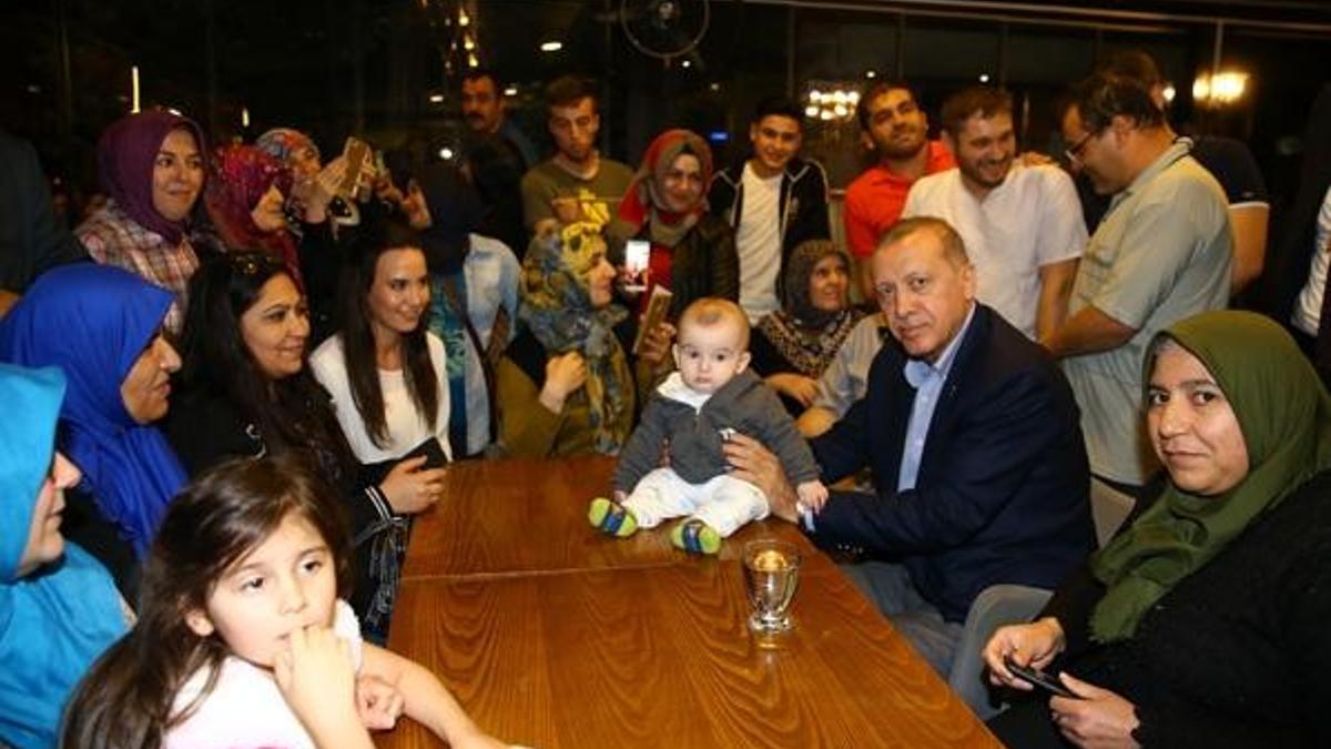 Cumhurbaşkanı Erdoğan Balıkesir'de vatandaşlarla iftarda bir araya geldi