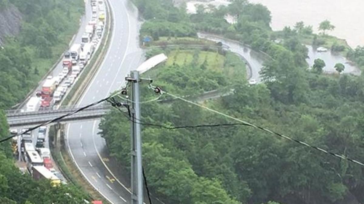 Karadeniz Sahil Yolu'nda şiddetli yağış ve heyelan ulaşımı durdurdu