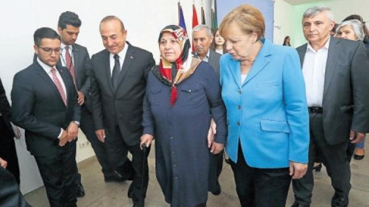Mevlüde anneyle el ele!