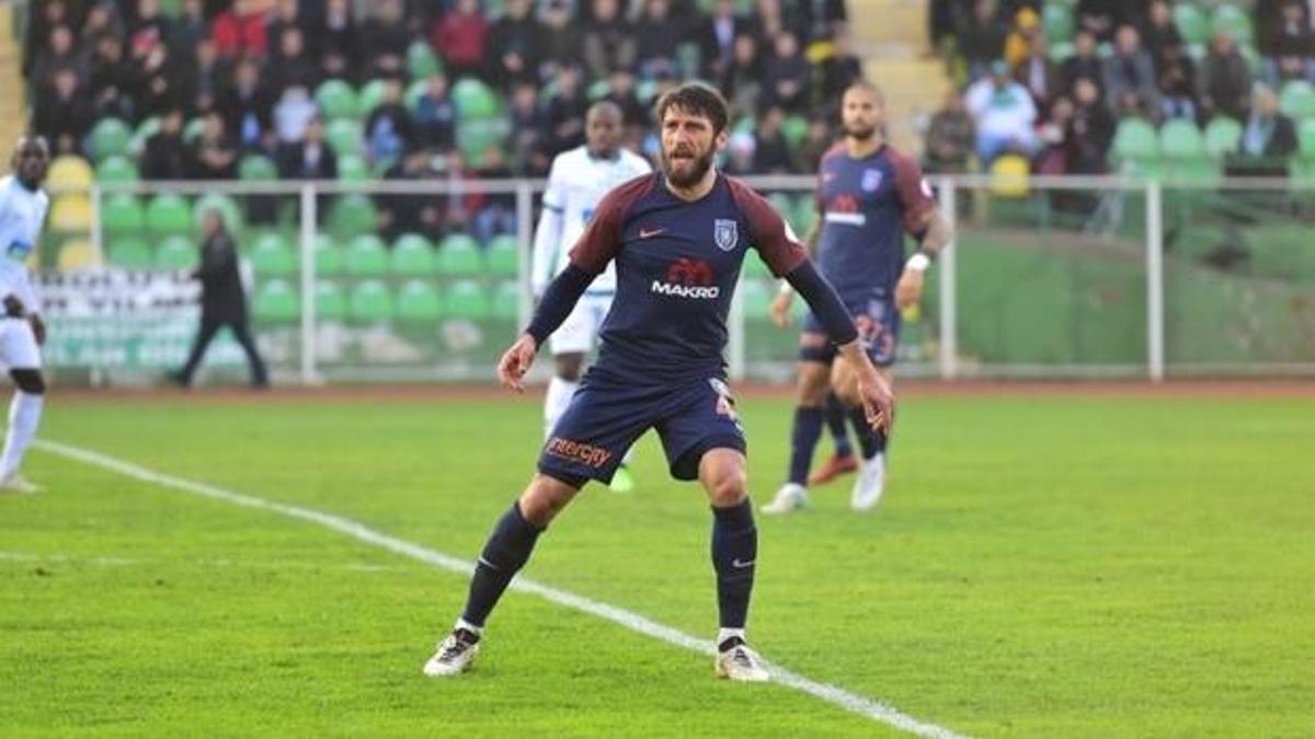 Başakşehir iki ayrılığı resmen açıkladı!