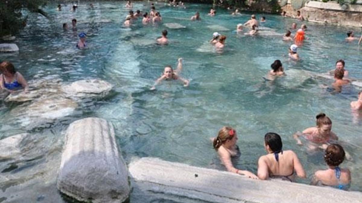 Pamukkale'de antik havuzda duvar çöktü