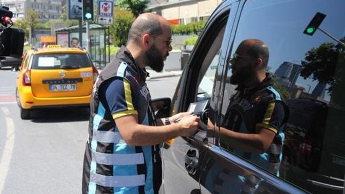 Trafikte ilginç diyalog! Kapıyı açan polisin sorusunu bilemeyince...