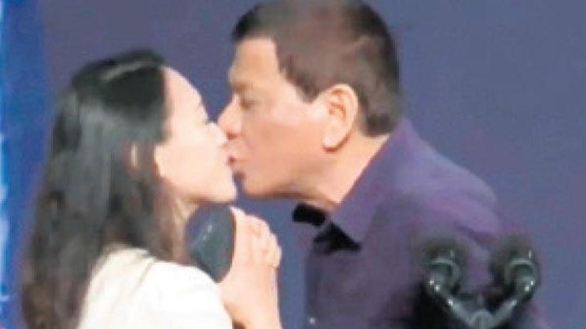 Duterte’ye öpücük tepkisi