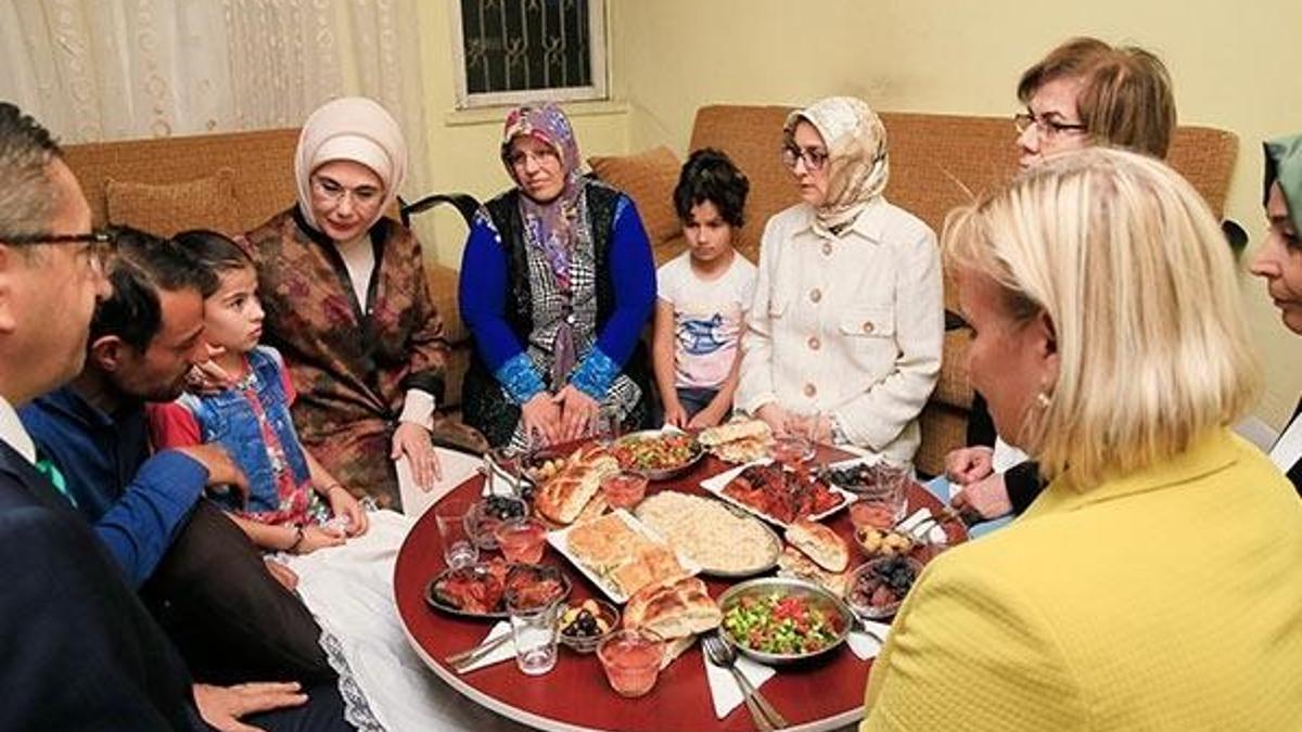 Emine Erdoğan orucunu Çevik ailesinin sofrasında açtı