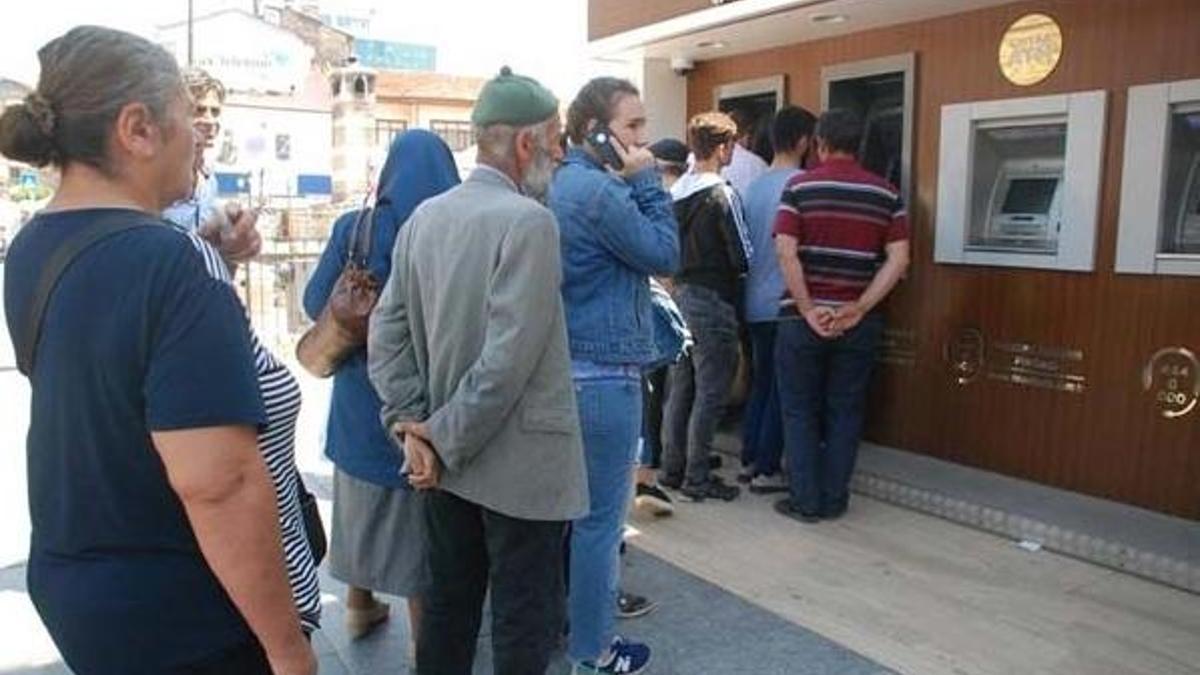 Emekliler bayram ikramiyesi için ATM'lere koştu!