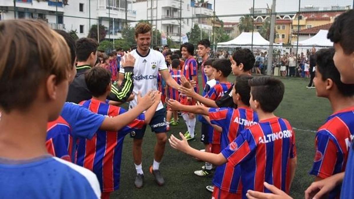 7 profesyonel 50 miniğe karşı futbol maçı yaptı