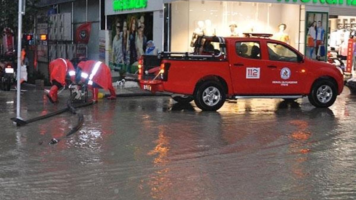 Denizli'de sağanak su baskınlarına neden oldu