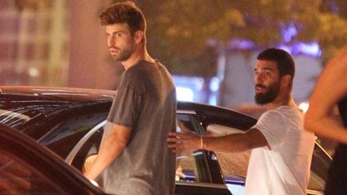 Arda Turan'dan Pique'ye davet