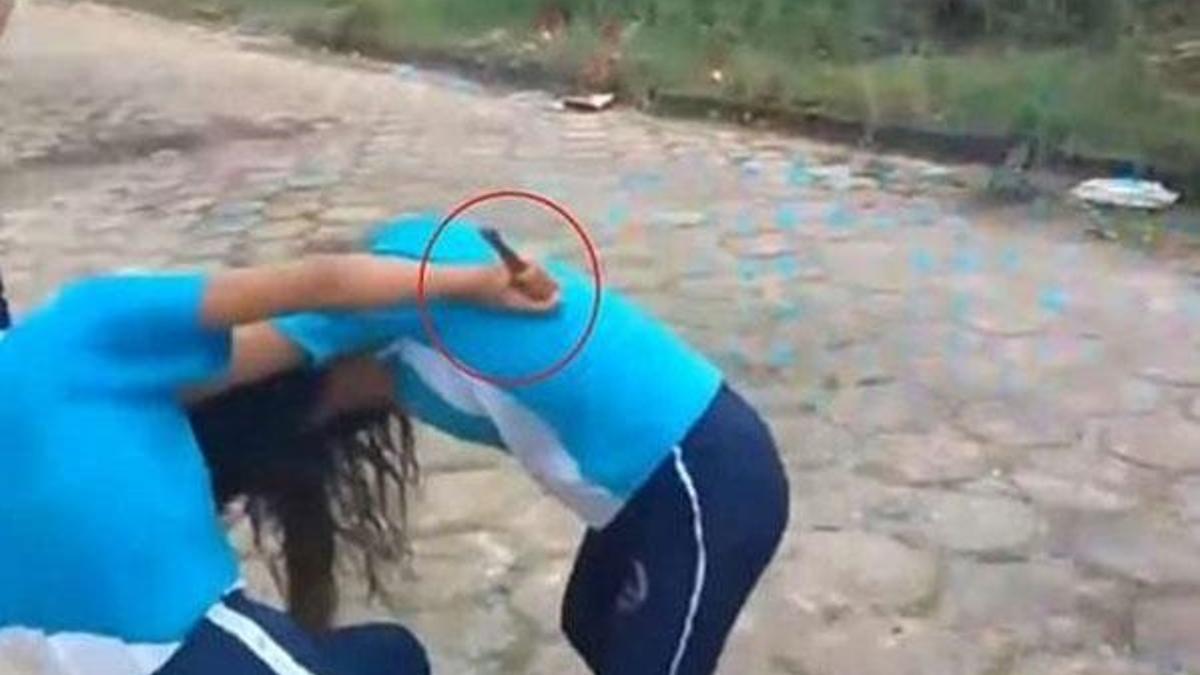 Bıçaklı kız kavgası şoke etti!